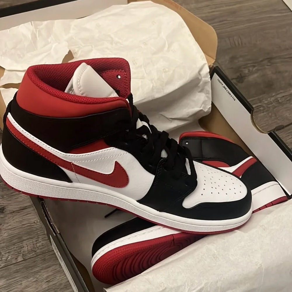 NIKE Air Jordon 1 Mid Black/FireRed/White NEW hard to find size 9
